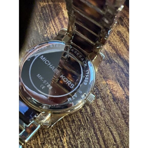 MICHAEL KORS RUNWAY GOLD TONE & TORTOISE BROWN LOGO MK BRACELET WATCH MK5788 EUC - Picture 4 of 10
